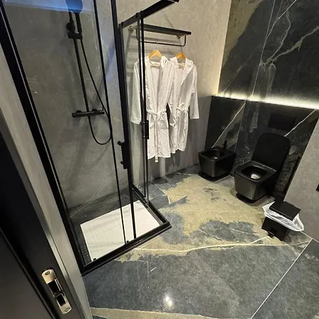 Theemeraldsuiteapartament Daire Tiran